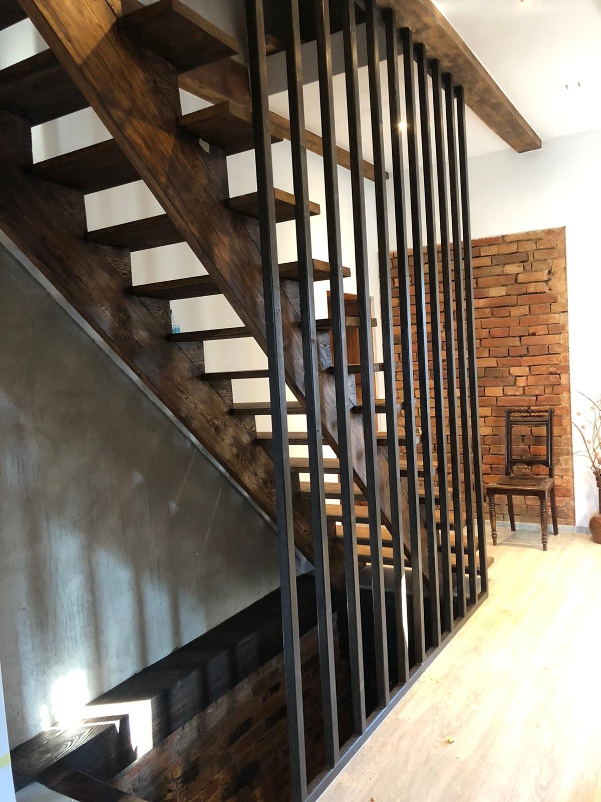 Schody drewniane i lamele.