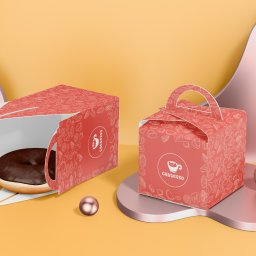 Varietatis - Dwa identyczne, czerwone pudełka z uchwytami i nadrukowanymi grafikami jedzenia, jedno otwarte z czekoladowym pączkiem w środku, ustawione na abstrakcyjnym, pastelowym tle z kulkami.