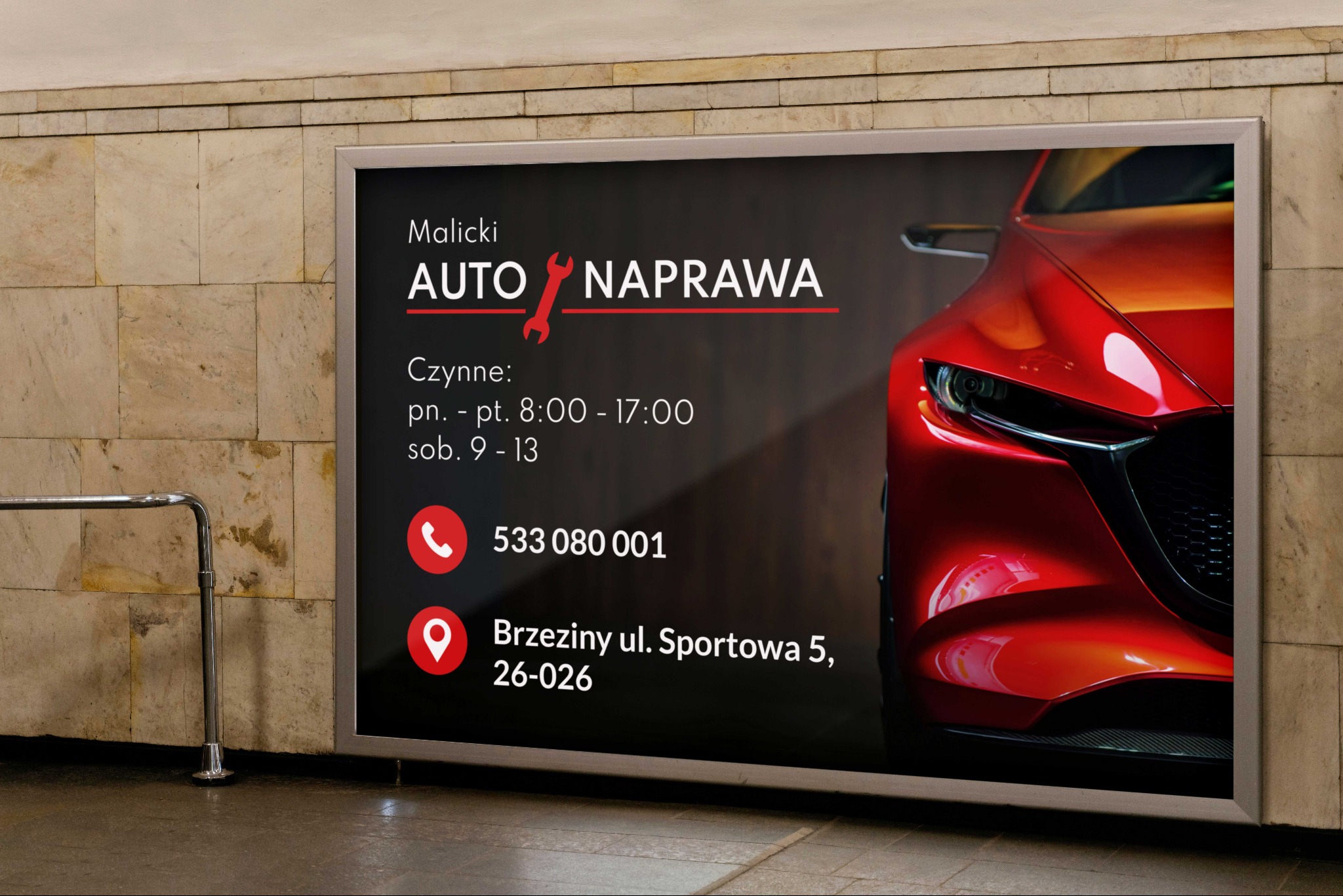 Billboard reklamowy z grafiką czerwonego samochodu i informacjami kontaktowymi warsztatu samochodowego Malicki Auto Naprawa, umieszczony na ścianie wyłożonej jasnymi płytkami.