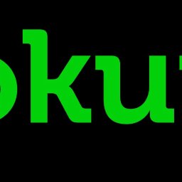 Advearart Projekty graficzne - Zielone logo 'lokumi' na czarnym tle, z symbolem domu wkomponowanym w półksiężyc nad nazwą.