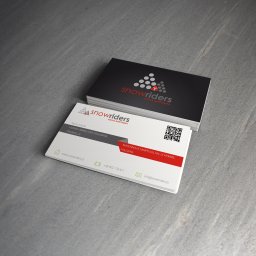 Advearart Projekty graficzne - Stos wizytówek firmy Snowriders, szkoły narciarskiej, na szarym tle. Wizytówki w kolorystyce czarno-biało-czerwonej, z logo i danymi kontaktowymi.