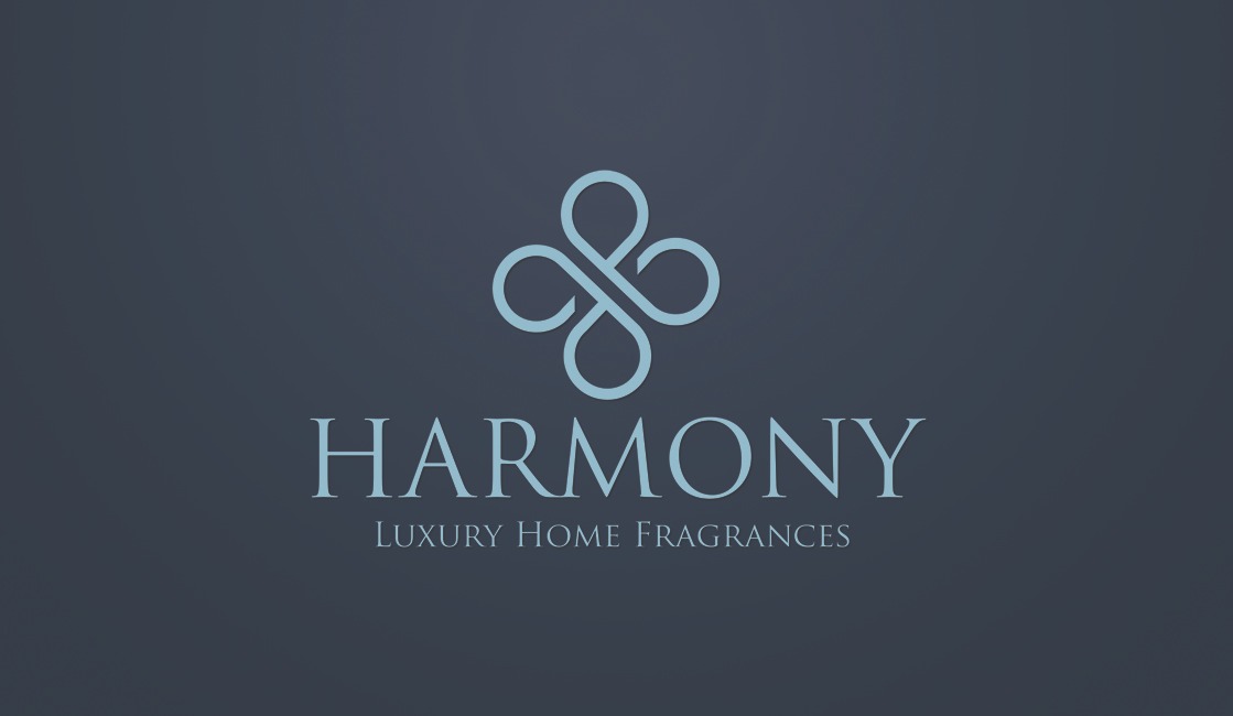 Logo firmy Harmony Luxury Home Fragrances na ciemnoszarym tle, prezentujące abstrakcyjny symbol kwiatu lub czterech połączonych pętli.