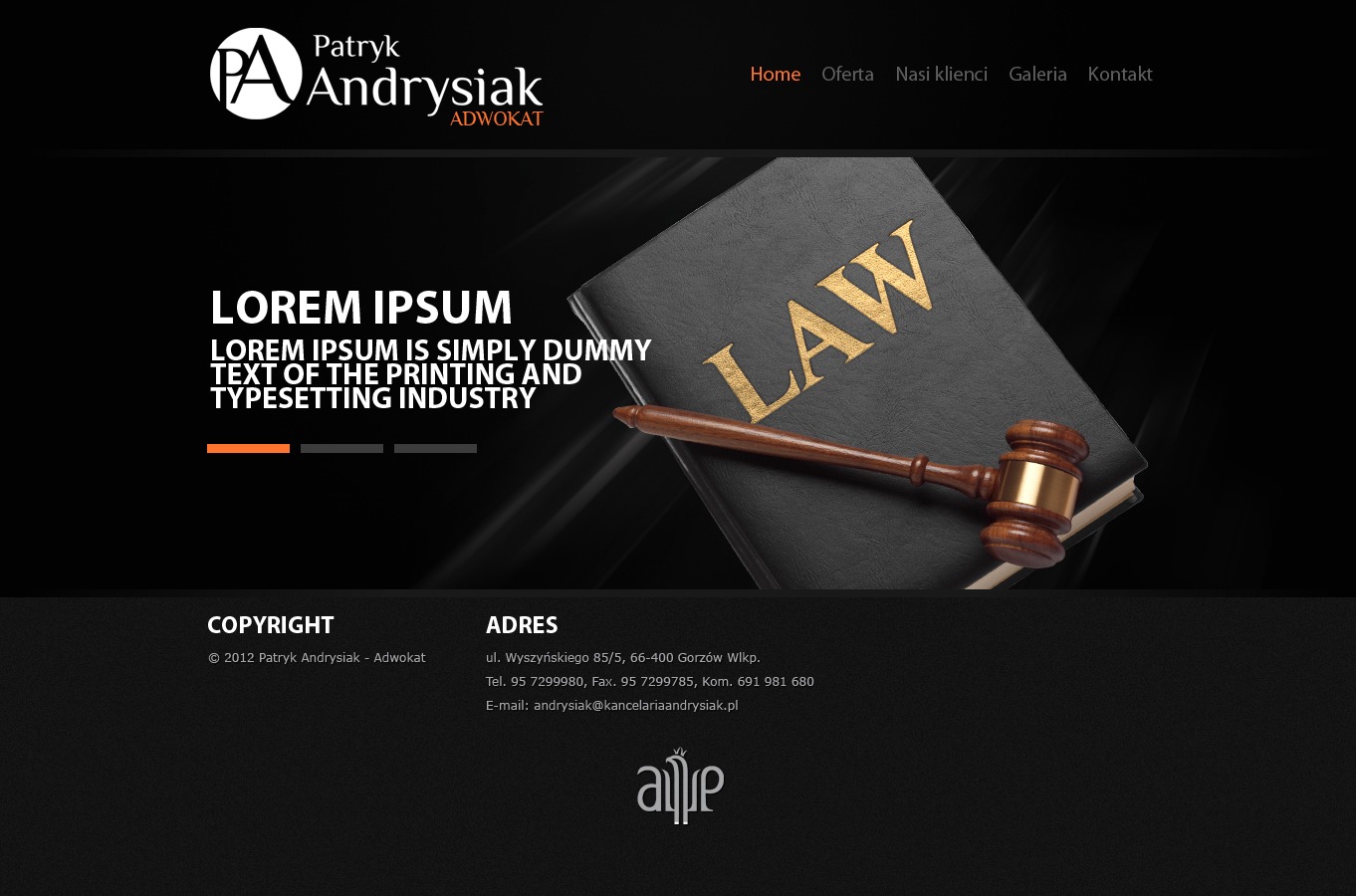 Strona internetowa kancelarii adwokackiej z motywem prawa: księga z napisem LAW i drewniany młotek sędziowski na czarnym tle.