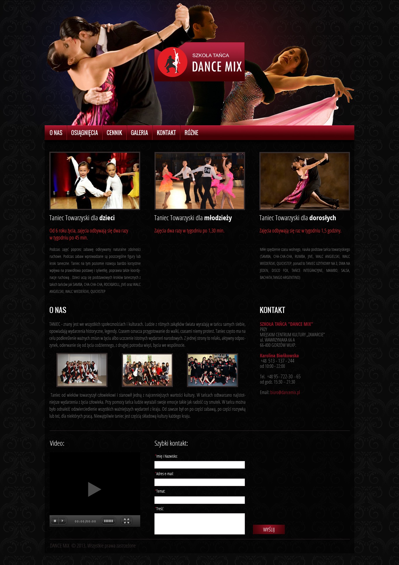 Para w eleganckich strojach tańczy taniec towarzyski w bliskim kontakcie, mężczyzna w czarnym smokingu, kobieta w błyszczącej sukni, dynamiczne ujęcie.