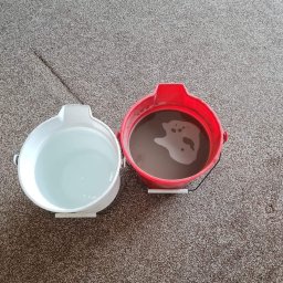 Maya Bee Cleaning Ewa Mendyk - Woda przed praniem i po praniu dywanu