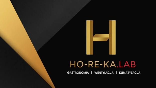 Eleganckie logo firmy HO-RE-KA.LAB na czarnym tle z akcentami złota, oferującej usługi w zakresie gastronomii, wentylacji i klimatyzacji. Litera 'H' w formie przestrzennej.
