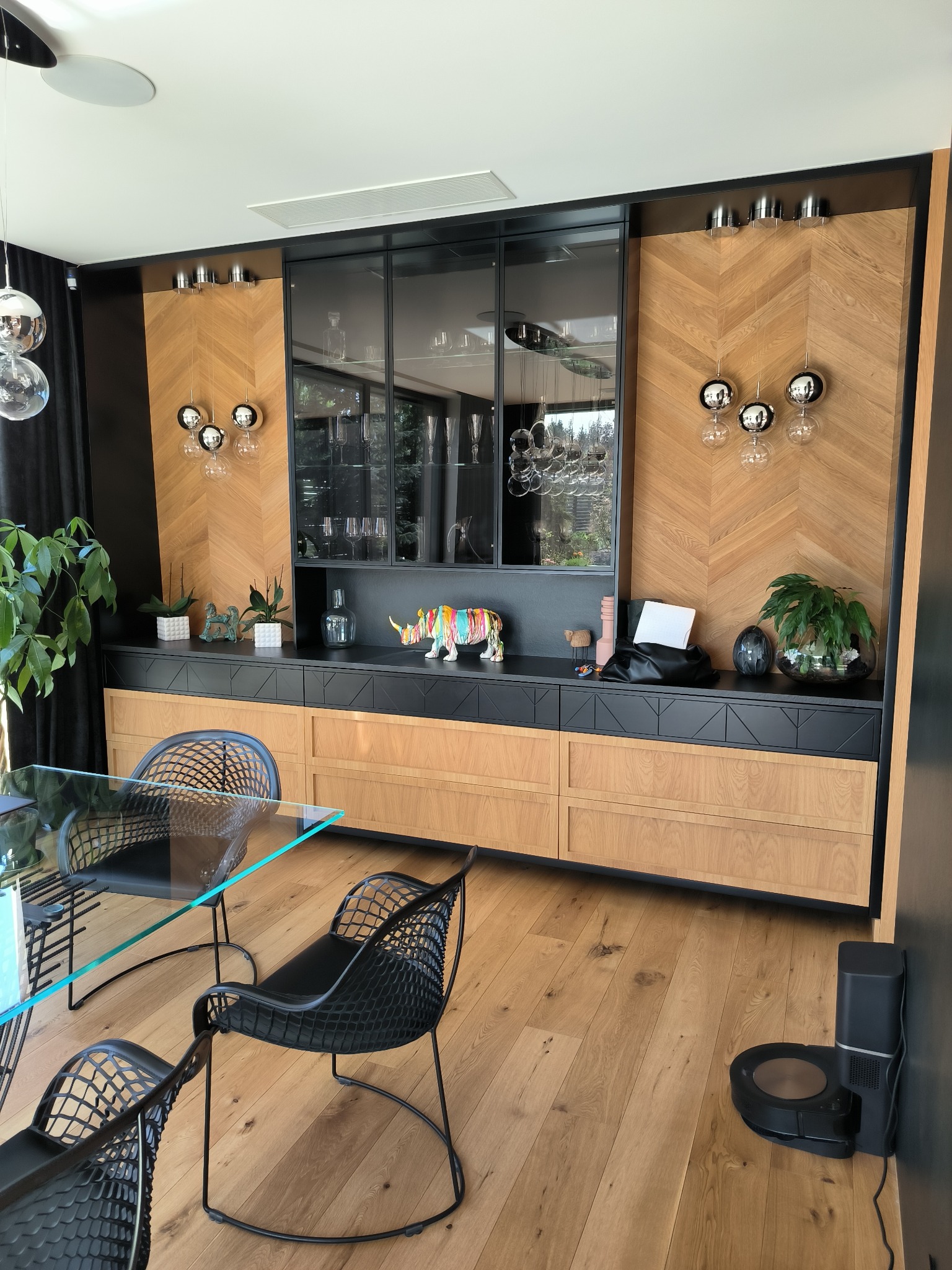 Materiał fornir, lakier czarny - szuflady Deska w jodełkę. Szyba w ramce Zobal.