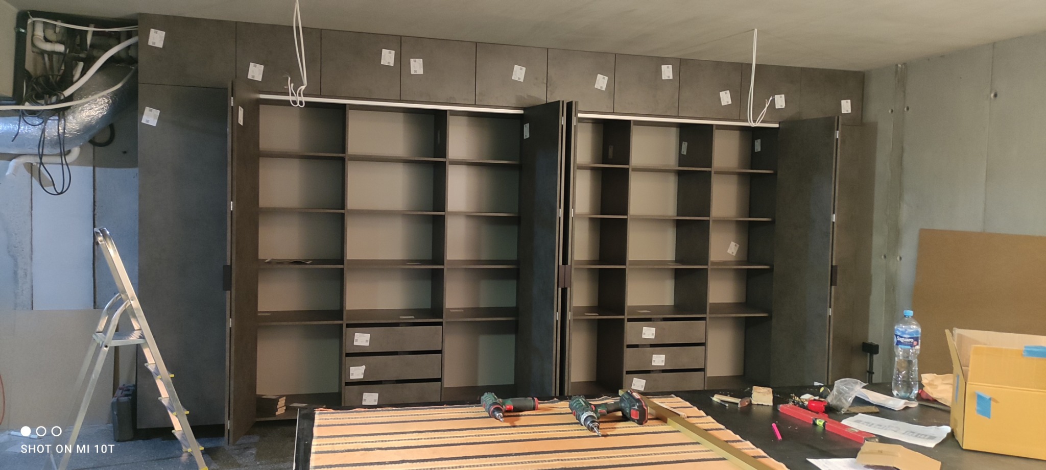 Płyta meblowa plus drzwi rozwierno-uchylne w systemie Hetich.