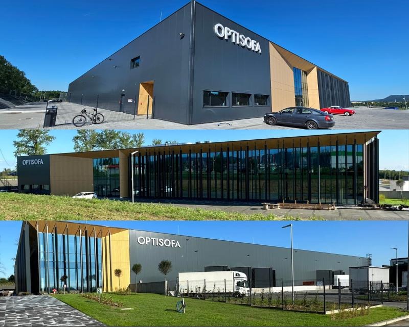 Kompozycja trzech ujęć hali magazynowej Optisofa: elewacja z rowerem, przeszklona fasada biurowa i widok na rampę rozładunkową z ciężarówkami. Błękitne niebo.