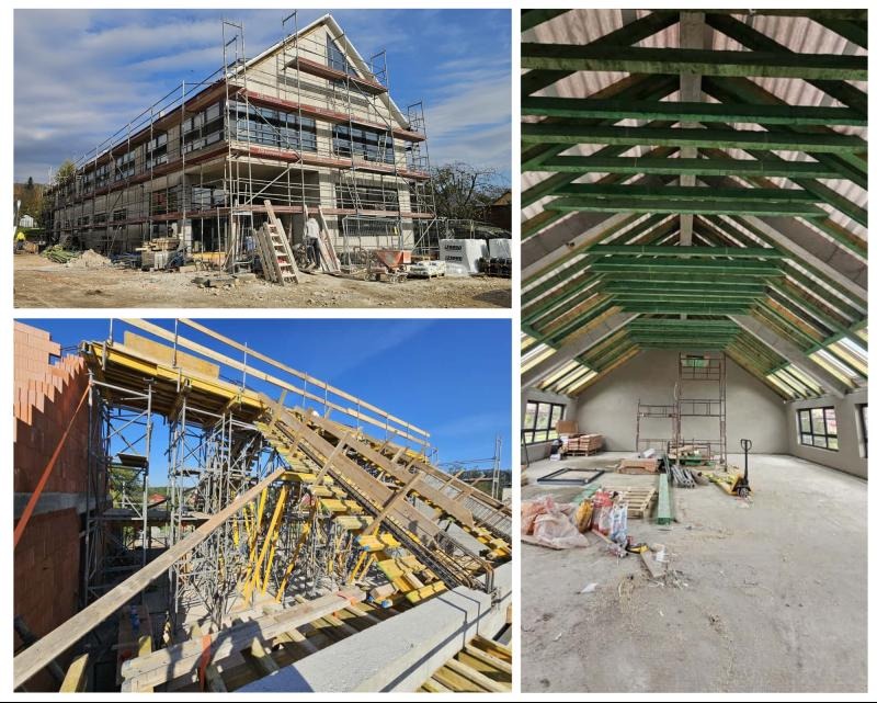 Trzy ujęcia budynku w stanie surowym zamkniętym: elewacja ze rusztowaniem, szalunek stropu i konstrukcja dachu z zielonymi belkami. Budowa w toku, widok z zewnątrz i wewnątrz.