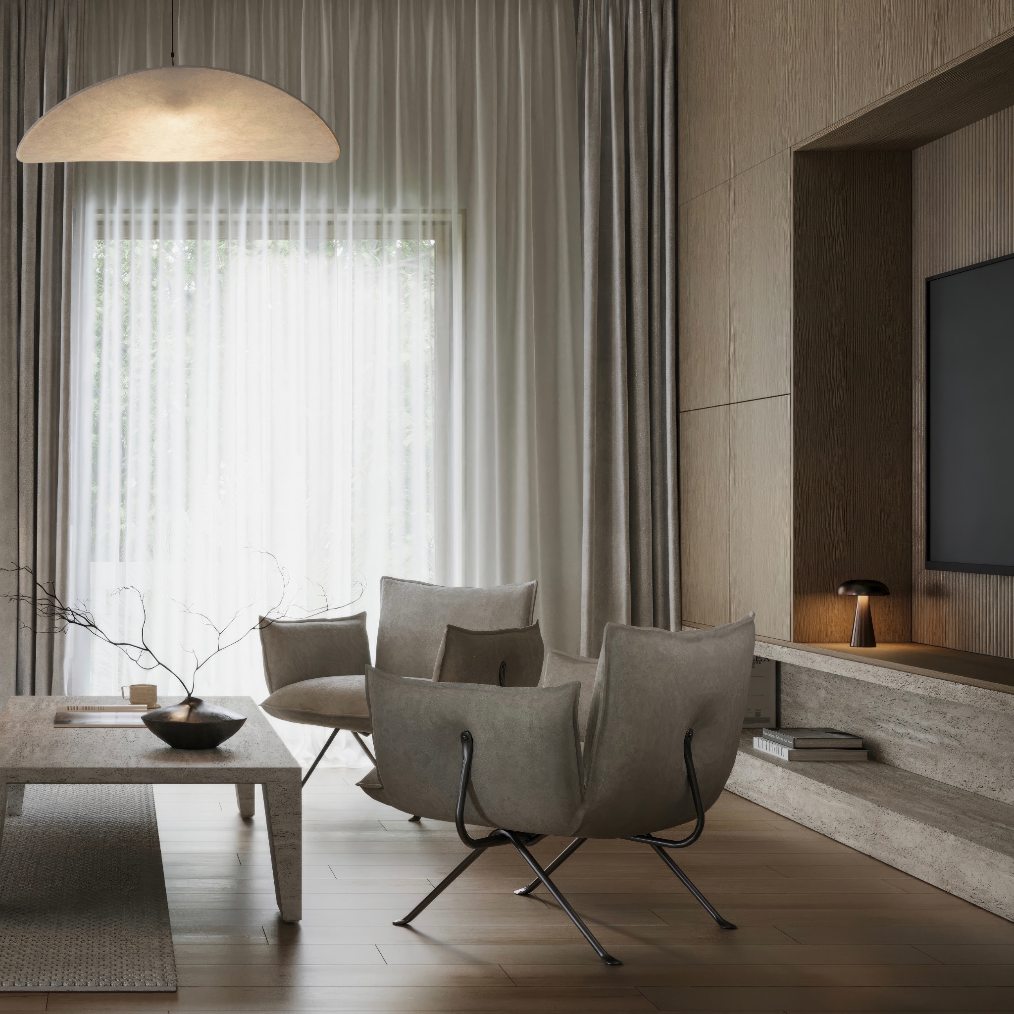 Jasne wnętrze salonu z dwoma fotelami o unikalnej konstrukcji, stolikiem kawowym z dekoracyjną misą i gałązkami, drewnianą ścianą z wbudowanym telewizorem i lampką nocną, oraz zasłonami...