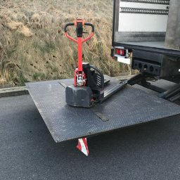 Oferuję transport rzeczy samochodem z windą rozładunkową na terenie województwa Śląskiego i okolic. 