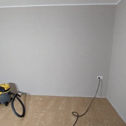 Usługi Ogólnobudowlane Paweł Soboń - Malowanie ścian z odcięciem oraz zagruntowana pod deskę podłoga.