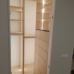 PerfectHome Radosław Matynia - Jasna, drewniana garderoba z oświetleniem LED wewnątrz, widoczne półki, drążek na ubrania i szuflady, nowoczesny design.