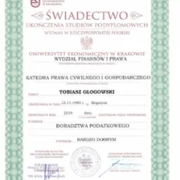 Skan dyplomu ukończenia studiów podyplomowych w zakresie doradztwa podatkowego na Uniwersytecie Ekonomicznym w Krakowie, wydany w 2019 roku dla Tobiasza Głogowskiego.