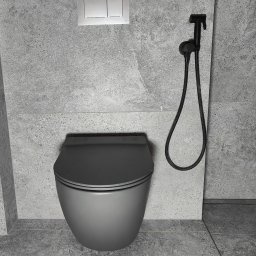 Usługi hydrauliczne - Szara podwieszana toaleta z bidetką i przyciskiem spłukiwania na ścianie wykończonej płytkami imitującymi beton.