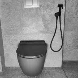 Szara podwieszana toaleta z bidetką i przyciskiem spłukiwania na ścianie wykończonej płytkami imitującymi beton.