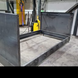 Bartosz Zając - Rama łóżka metalowego w trakcie spawania, widoczny spawarka ESAB, surowy metal, warsztat.