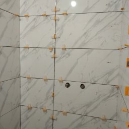 Usługi handlowe i budowlane Anna Glazer - Zaczęta praca płytki w salonie kosmetycznym