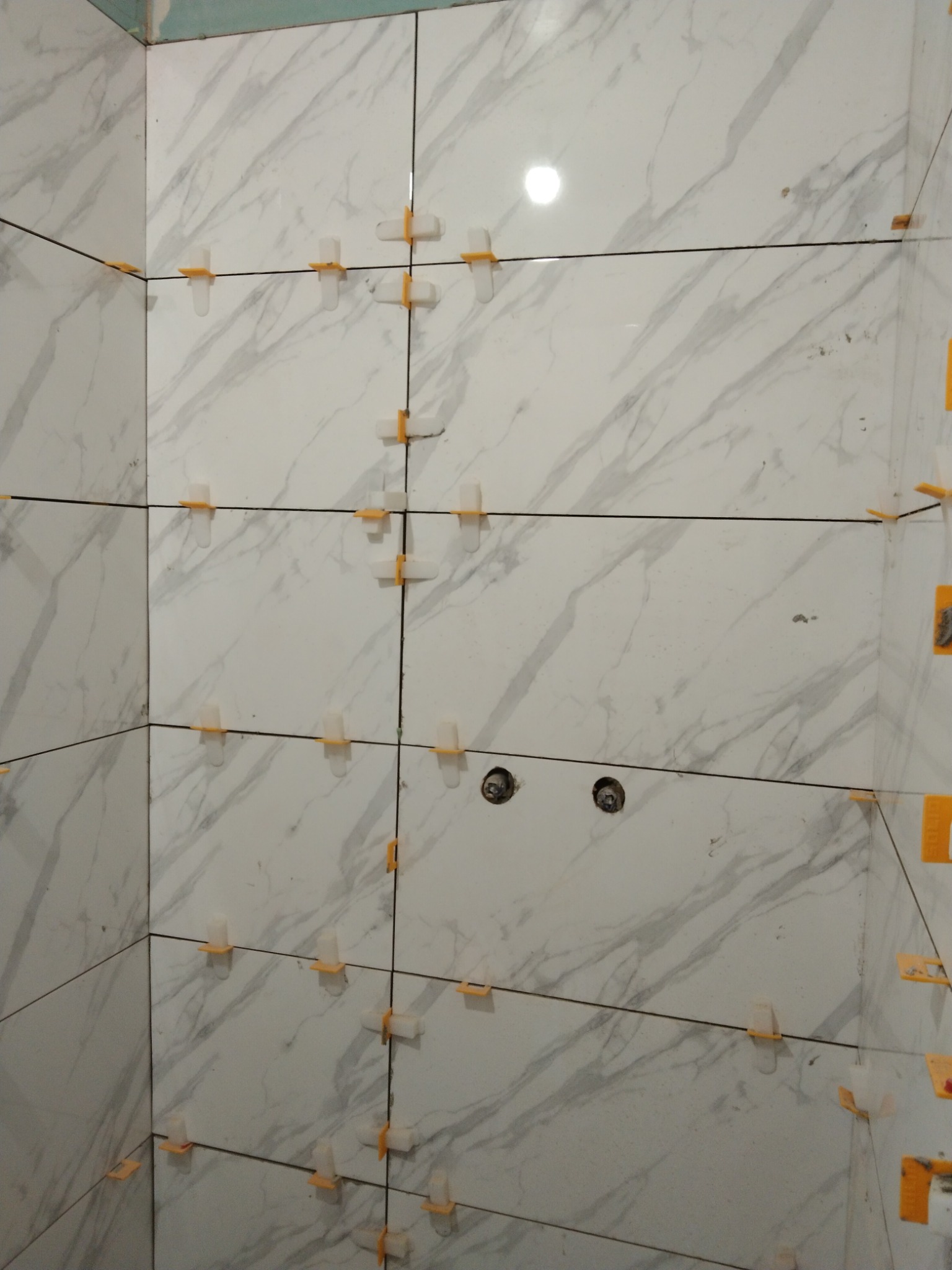 Zaczęta praca płytki w salonie kosmetycznym