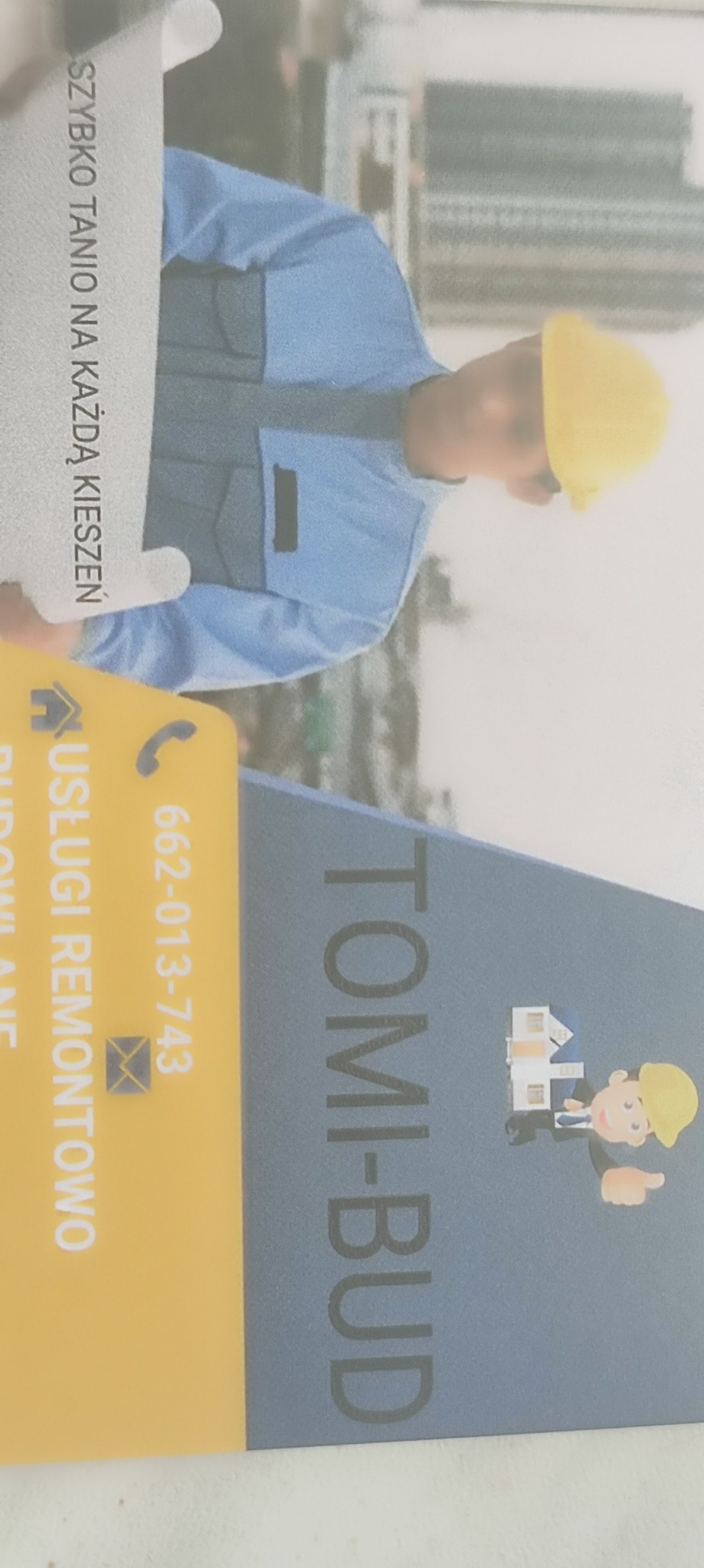 Wizytówka firmy budowlanej TOMI-BUD z numerem telefonu 662-013-743 i hasłem 'Szybko, tanio na każdą kieszeń', przedstawiająca pracownika w kasku i kamizelce.