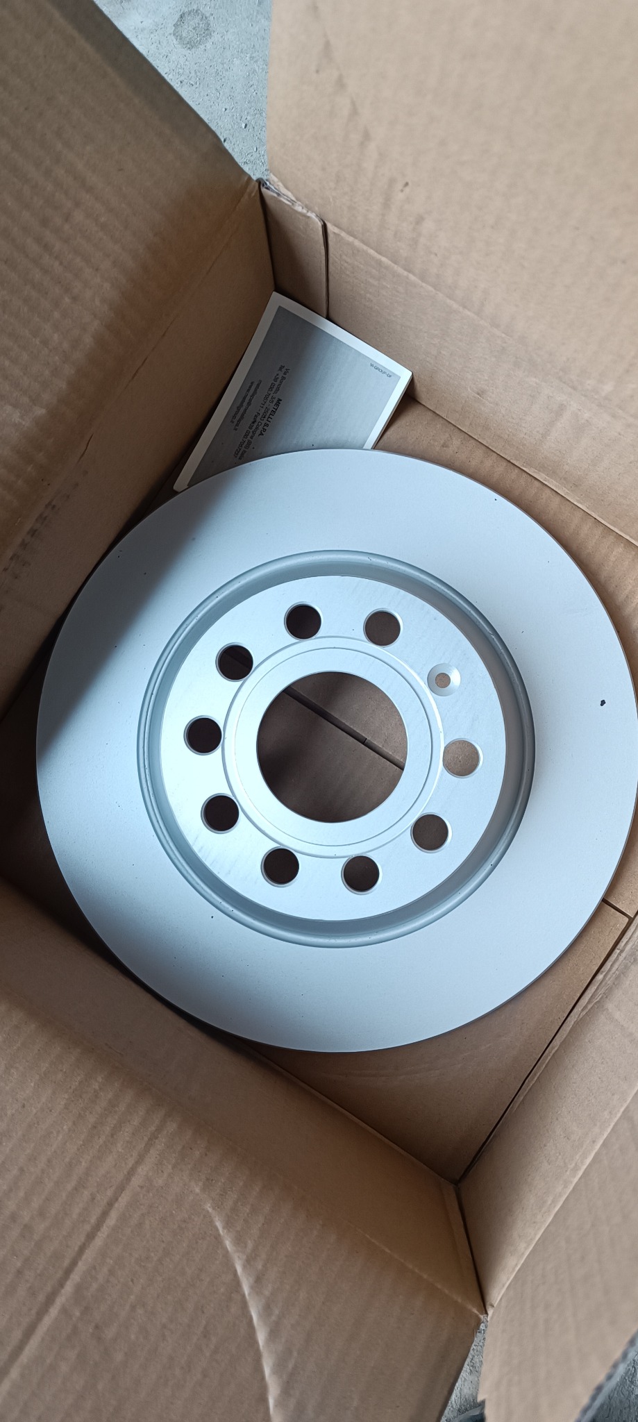 Nowa tarcza hamulcowa w kartonowym pudełku, widoczna ulotka informacyjna producenta Metelli S.p.A.