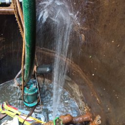 KOMPLEKS INSTAL DAWID ORŁOWSKI - Obfity wyciek wody z pękniętej rury w studzience