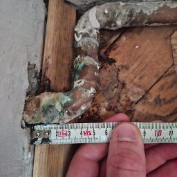 KOMPLEKS INSTAL DAWID ORŁOWSKI - Awaria instalacji centralnego ogrzewania, wyciek z miedzianej rury.