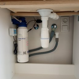 KOMPLEKS INSTAL DAWID ORŁOWSKI - Filtr wody użytkowej w pod zlewem w kuchni.