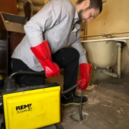 Przetkanie kanalizacji przy użyciu spirali z silnikiem.