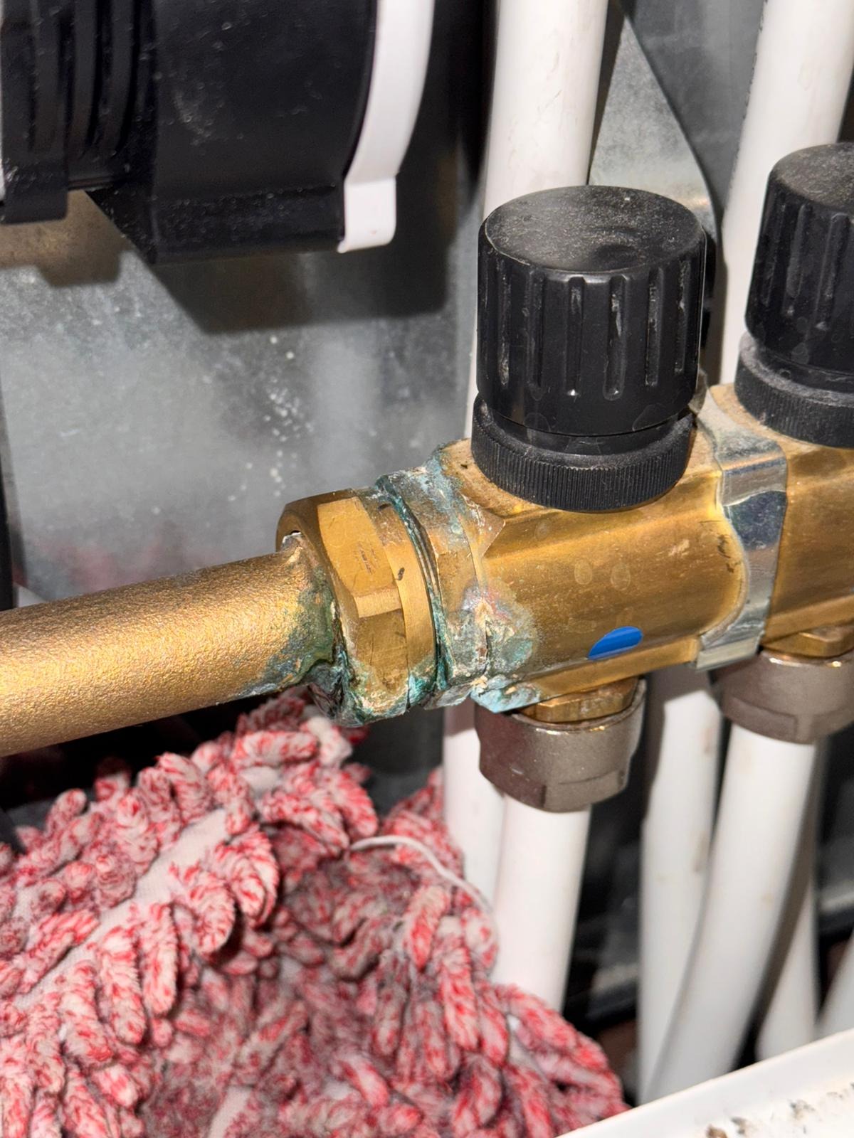 Przeciek przy rozdzielaczu centralnego ogrzewania