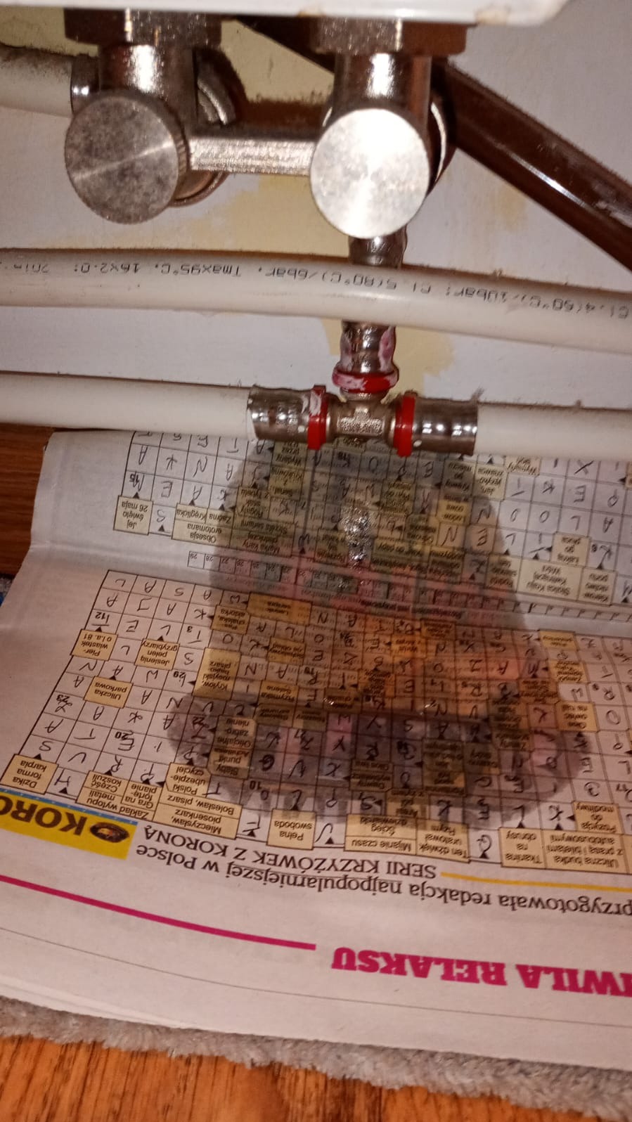 Przeciek w z rury PEX instalacji centralnego ogrzewania