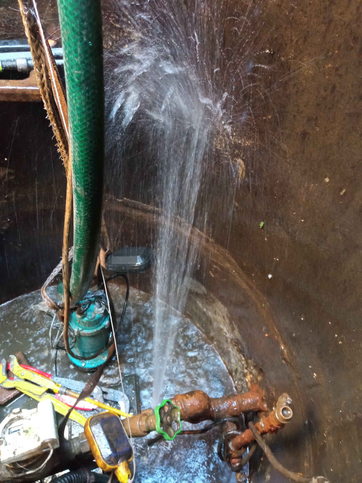 Obfity wyciek wody z pękniętej rury w studzience