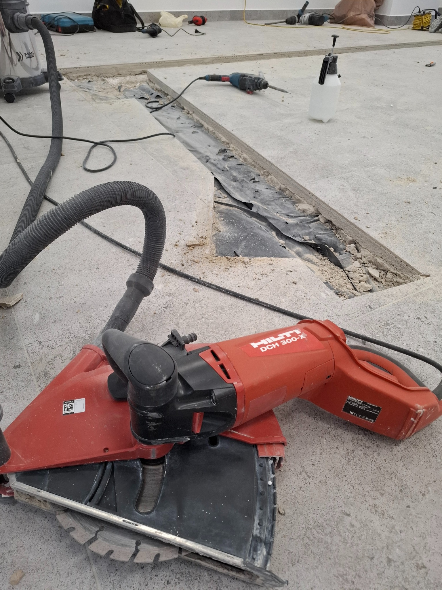 Wycinanie bruzd pod instalację w salonie dentystycznym z możliwie najmniejszymi szkodami