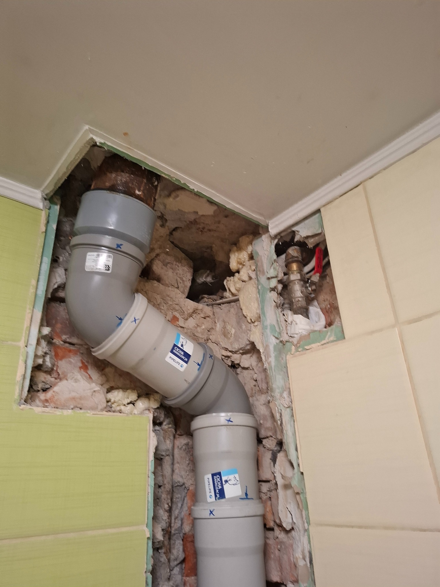 Wymiana pionu żeliwnego na nowy z rur niskoszumowych.