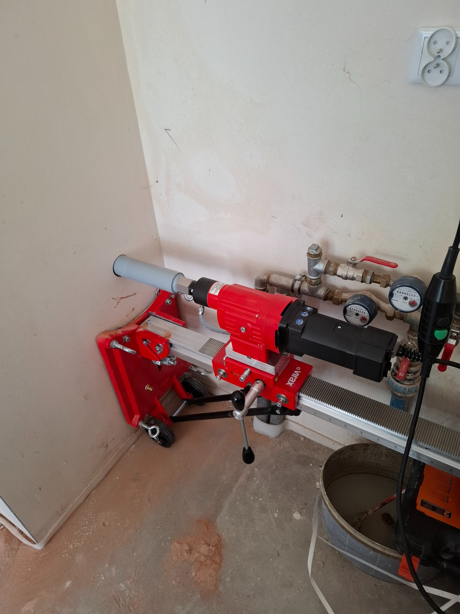 Wiercenie otworu pod nową rurę odpływową pod uzdatniacz wody.