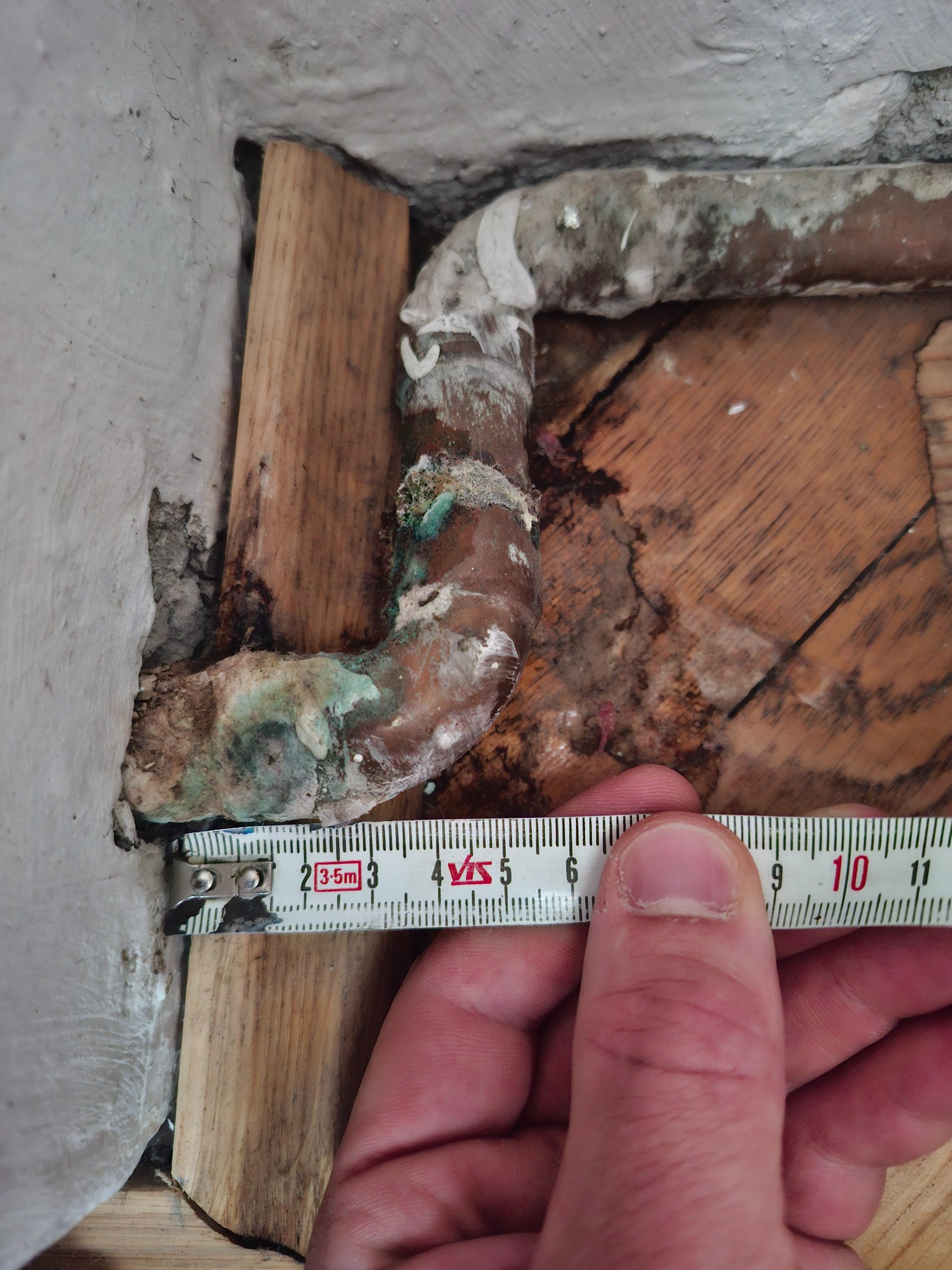 Awaria instalacji centralnego ogrzewania, wyciek z miedzianej rury.