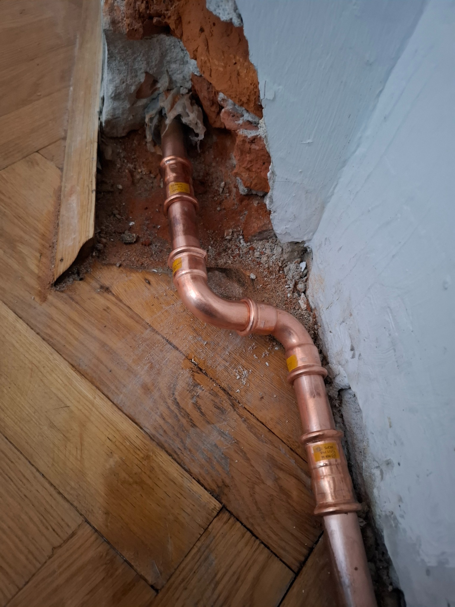 Usunięta awaria miedzianej rury w instalacji centralnego ogrzewania.