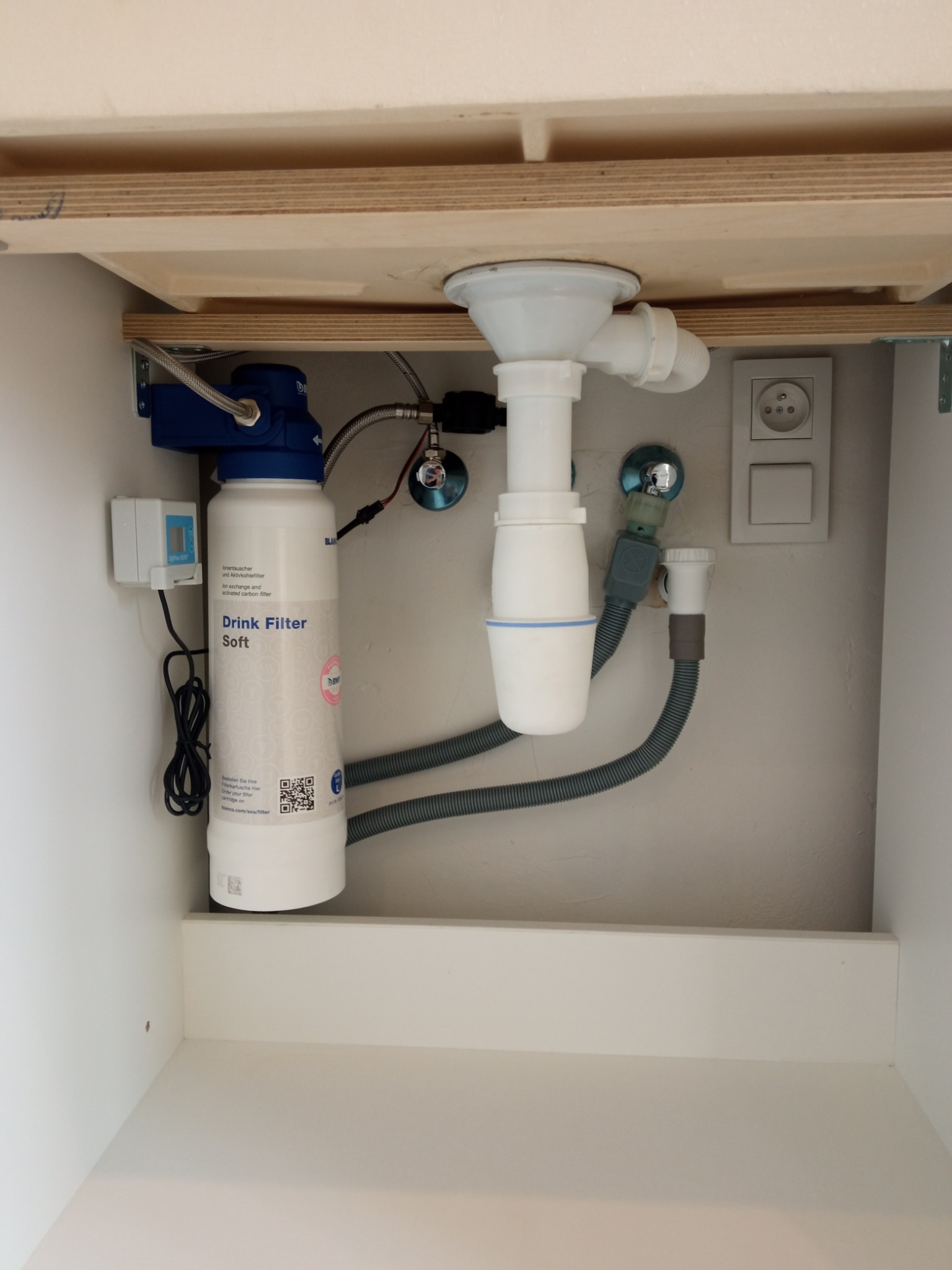 Filtr wody użytkowej w pod zlewem w kuchni.