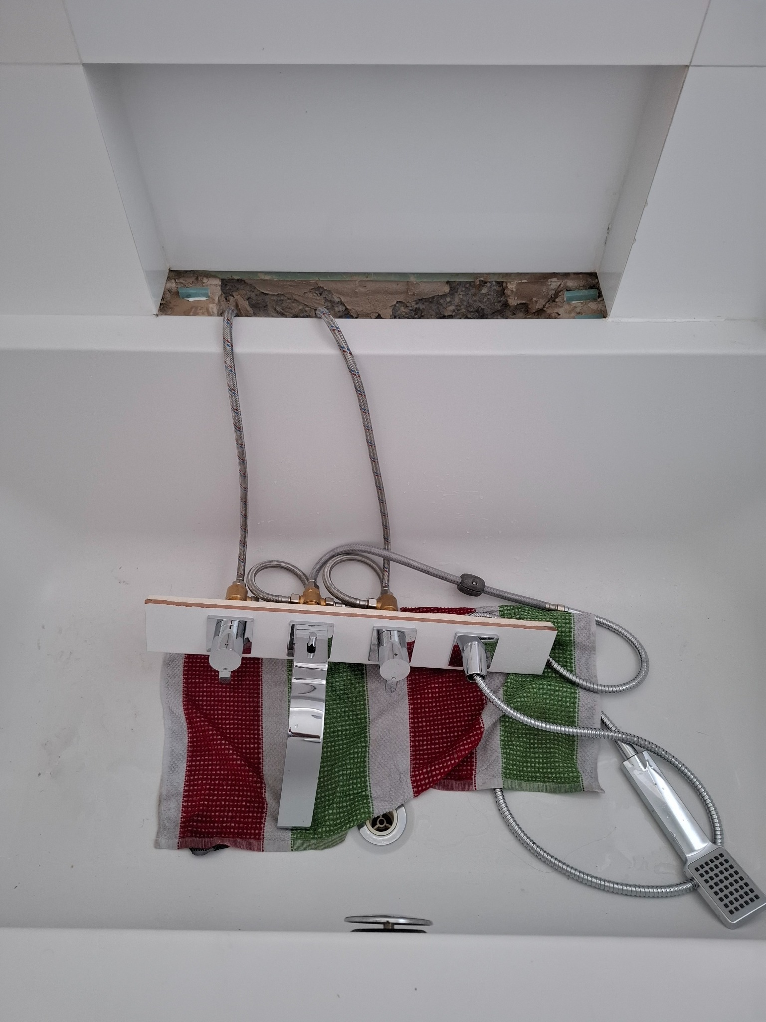 Wymiana baterii wannowej z bardzo trudnym dostępem.