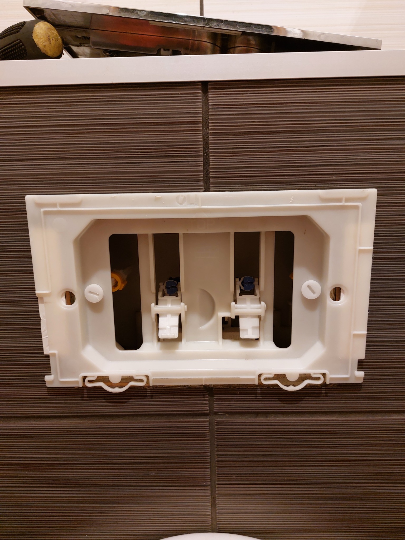 Naprawa spłuczki podtynkowej.