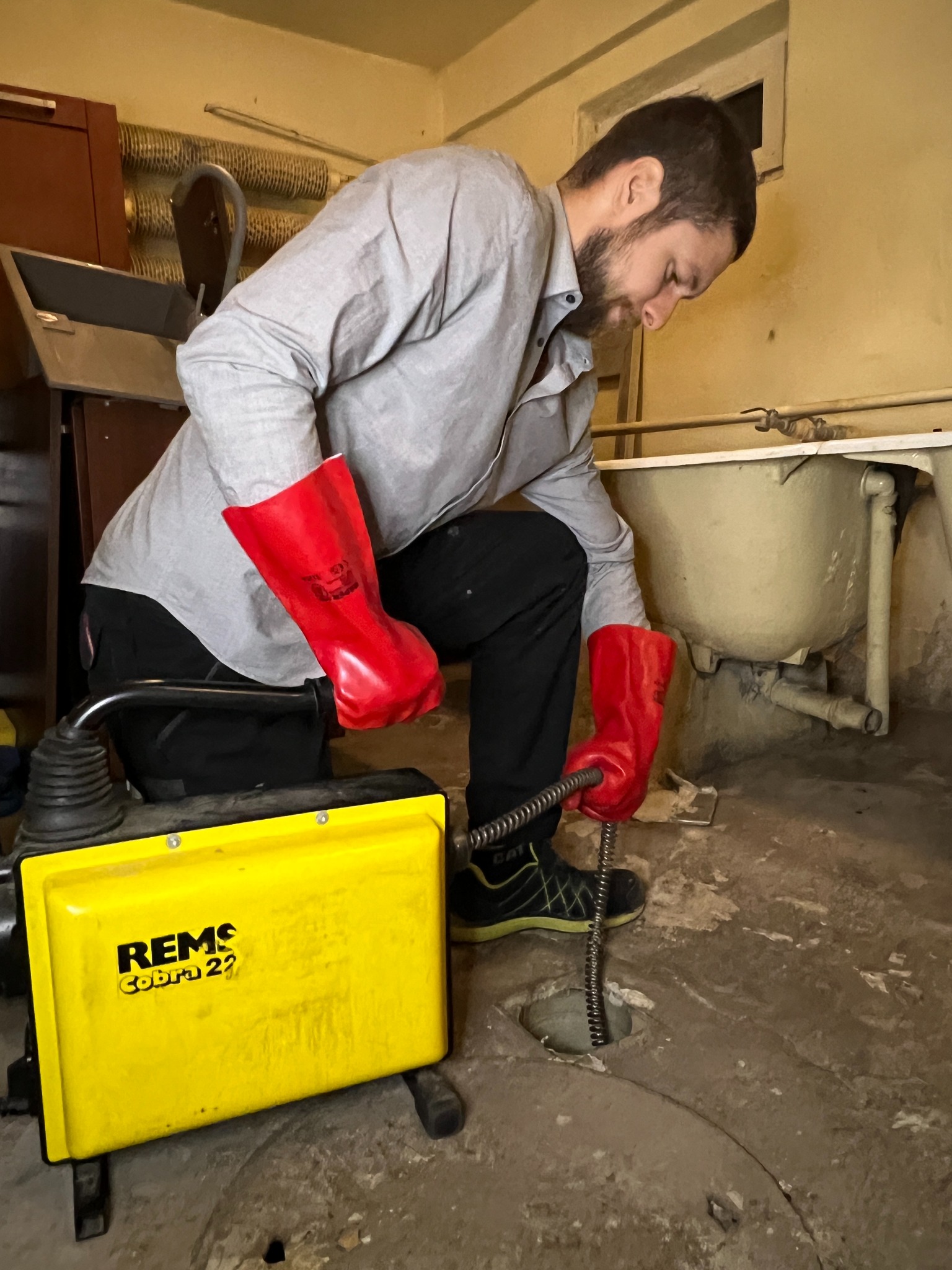 Przetkanie kanalizacji przy użyciu spirali z silnikiem.