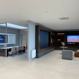  Strefa oczekiwania – komfortowe miejsce z nowoczesnym designem i wbudowanym systemem oświetlenia.