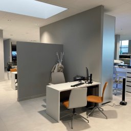 Biura obsługi – ergonomiczne stanowiska pracy z funkcjonalnymi ściankami i stylowymi meblami.