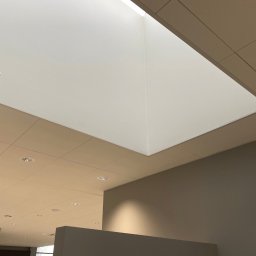 Sufity podwieszane – estetyczne rozwiązanie z wbudowanym energooszczędnym oświetleniem LED.