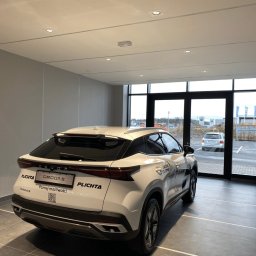 DKR-BUD - firma budowlana Bydgoszcz - Strefa wydania pojazdów – przestronne wnętrze z eleganckim wykończeniem i nowoczesnym designem.