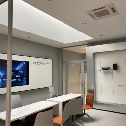 DKR-BUD - firma budowlana Bydgoszcz - Strefa serwisowa – nowoczesne przestrzenie z multimediami i precyzyjnie wykończonymi detalami.