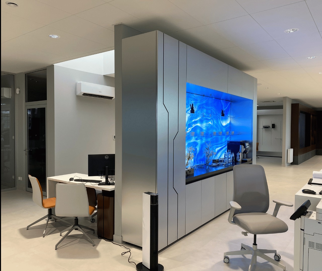 Nowoczesna recepcja – stylowa przestrzeń biurowa z innowacyjnym panelem LED i wysokiej jakości wykończeniem.