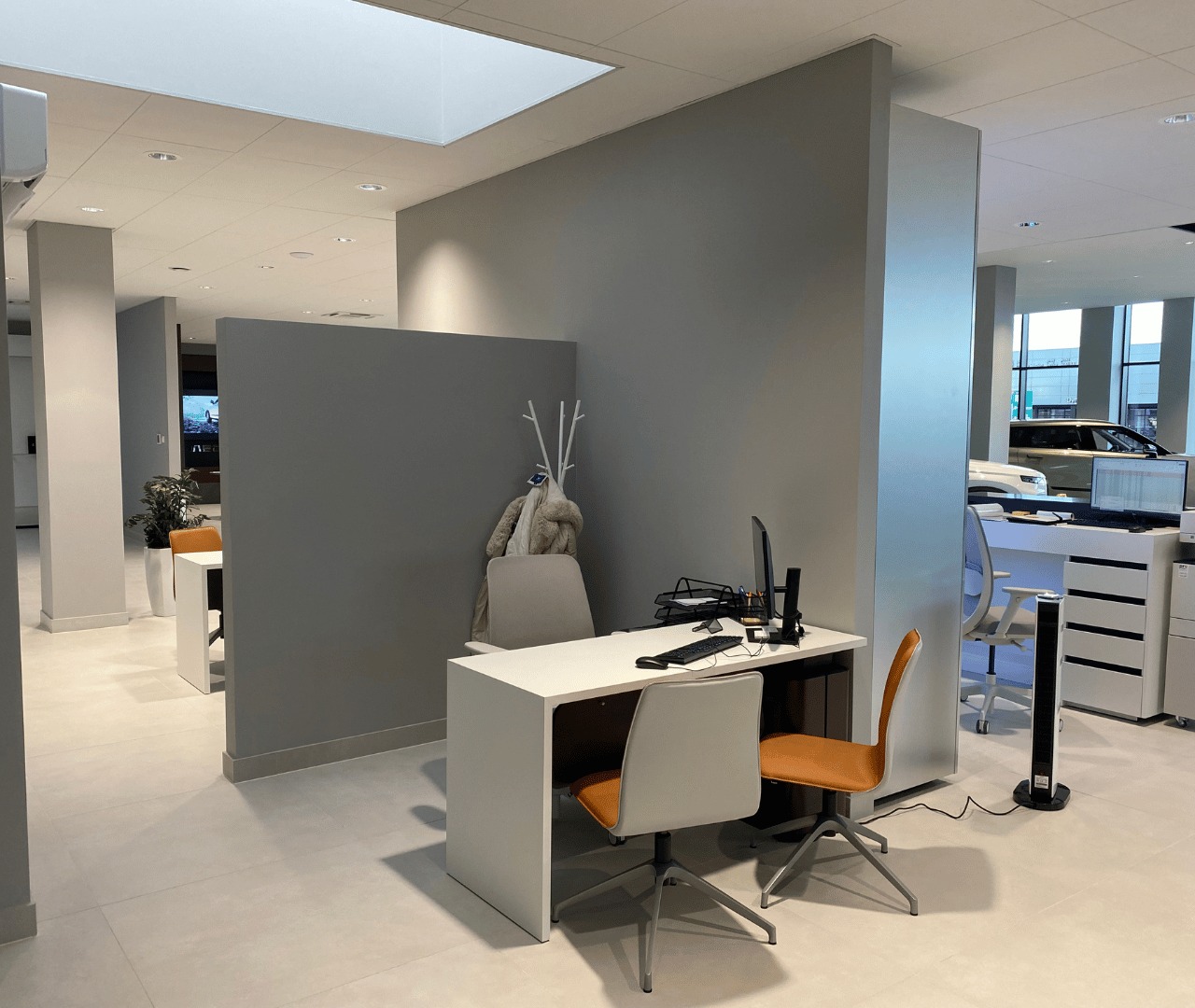 Biura obsługi – ergonomiczne stanowiska pracy z funkcjonalnymi ściankami i stylowymi meblami.