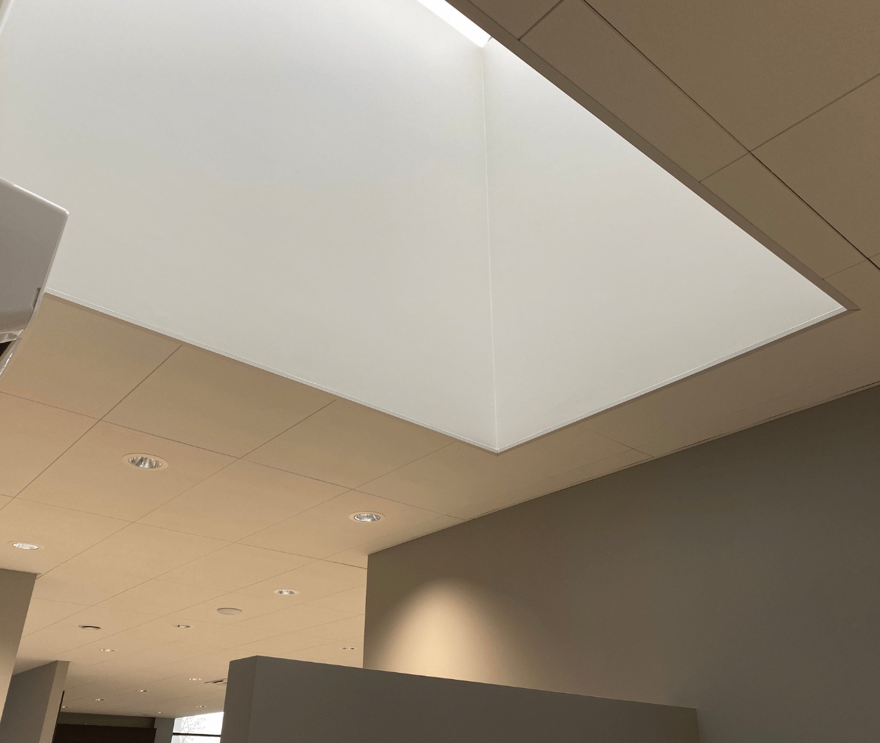 Sufity podwieszane – estetyczne rozwiązanie z wbudowanym energooszczędnym oświetleniem LED.